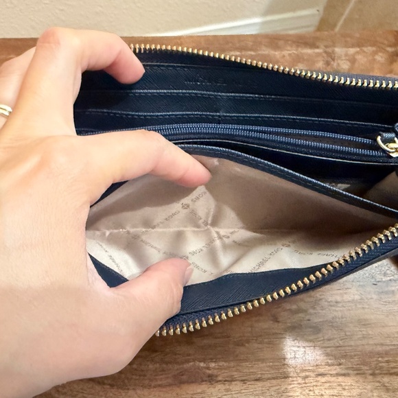Michael Kors navy wallet - Picture 5 of 5